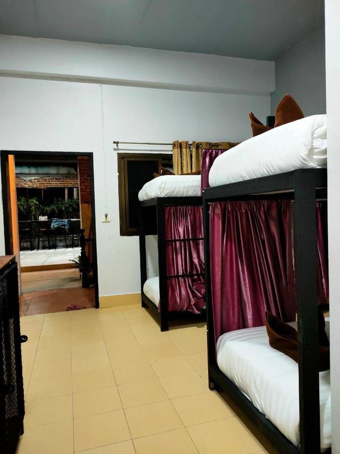Save Hostel Koh Tao Værelse billede